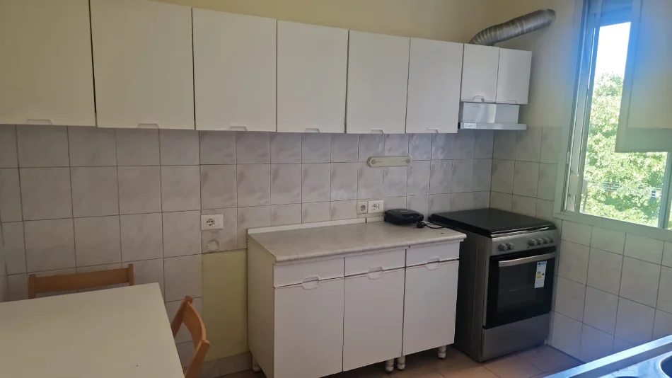 Tirane, jepet me qera apartament 1+1 Kati 3, 64 m² 500 € (21 Dhjetori/Mozaiku)