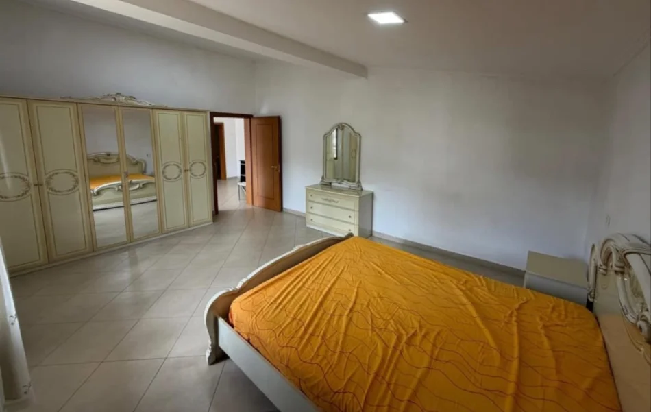 Tirane, jepet me qera apartament 3+1 Kati 3, 120 m² 700 € (Rruga e Elbasanit)