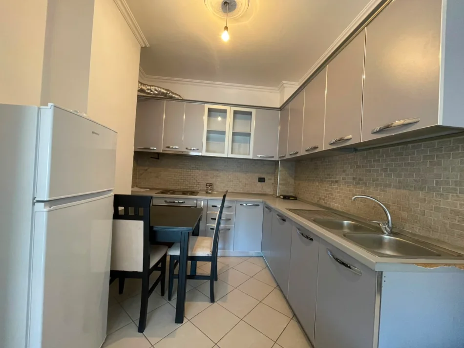 Tirane, jepet me qera apartament 1+1 Kati 2, 60 m² 400 € (Yzberisht)