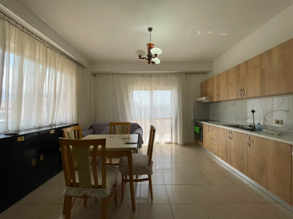 Tirane, jepet me qera apartament 2+1 Kati 3, 120 m² 600 € (Farmacia 10)