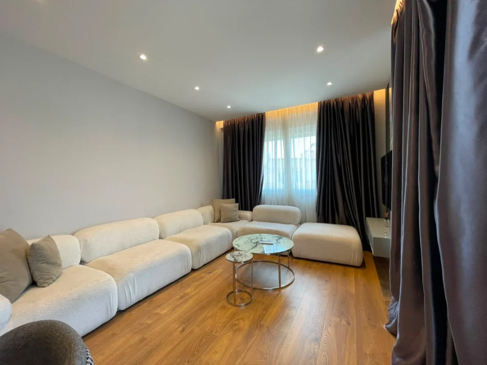 Tirane, jepet me qera apartament 2+1 Kati 6, 110 m² 1.000 € (Komuna e Parisit)
