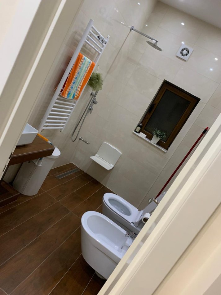 Tirane, jepet me qera apartament 2+1+Ballkon Kati 4, 95 m² 1.100 € (myslym shari)