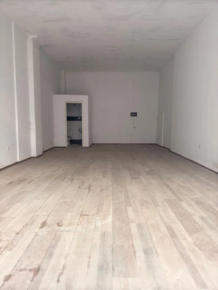 Tirane, jepet me qera dyqan Kati 0, 60 m² 450 € (Astir)