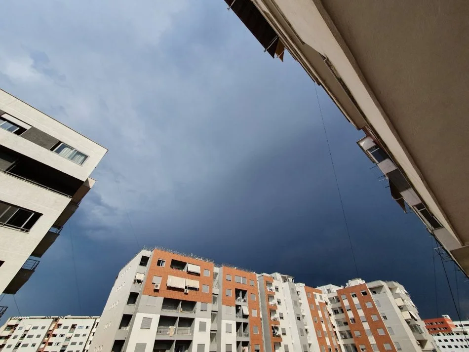 Tirane, shitet dyqan , 145 m² 300.000 € (Kompleksi Arlis, Unaza e Re)