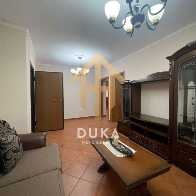Tirane, jepet me qera apartament 2+1+A Kati 1, 75 m² 450 Euro (Bulevardi Bajram Curri)