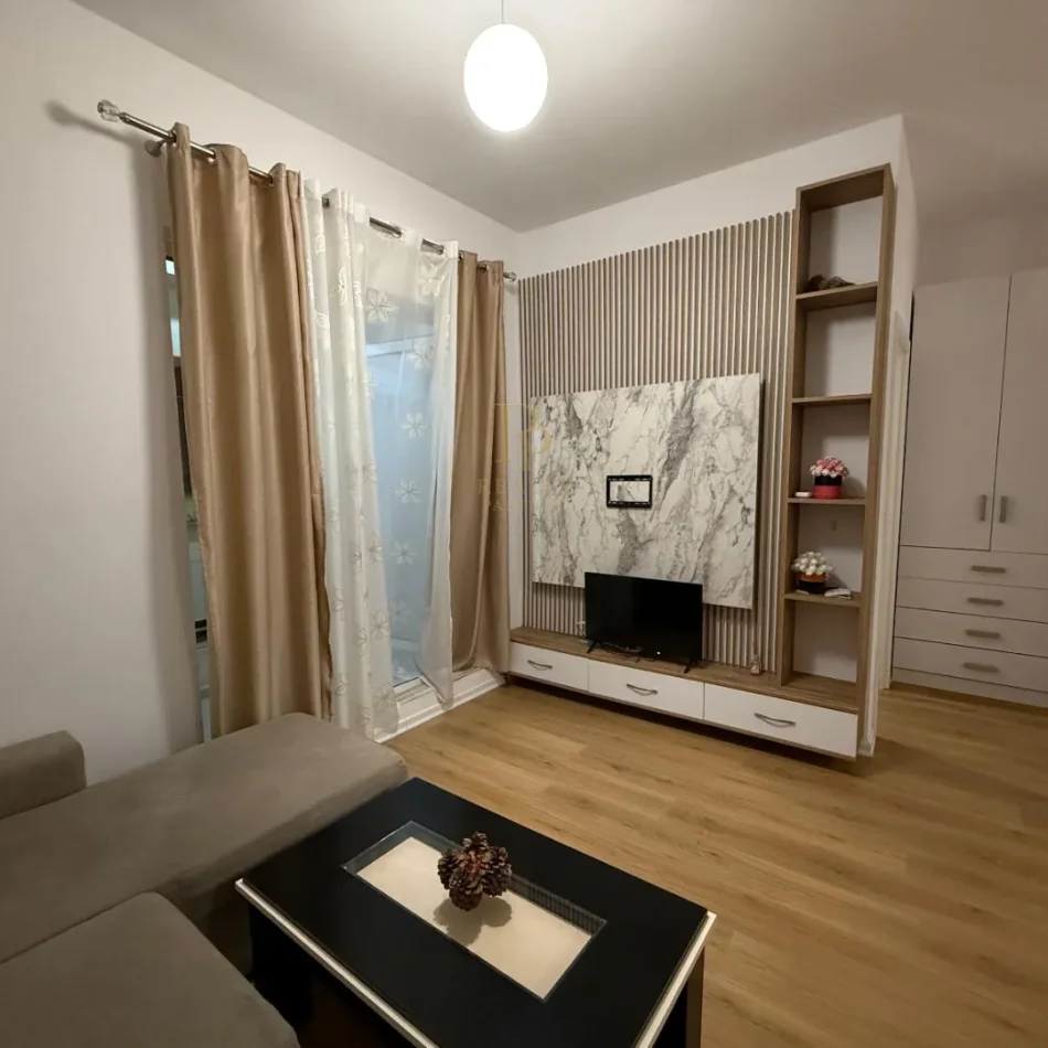 Tirane, jepet me qera apartament 1+1+Ballkon Kati 5, 60 m² 400 € (Ali Dem)