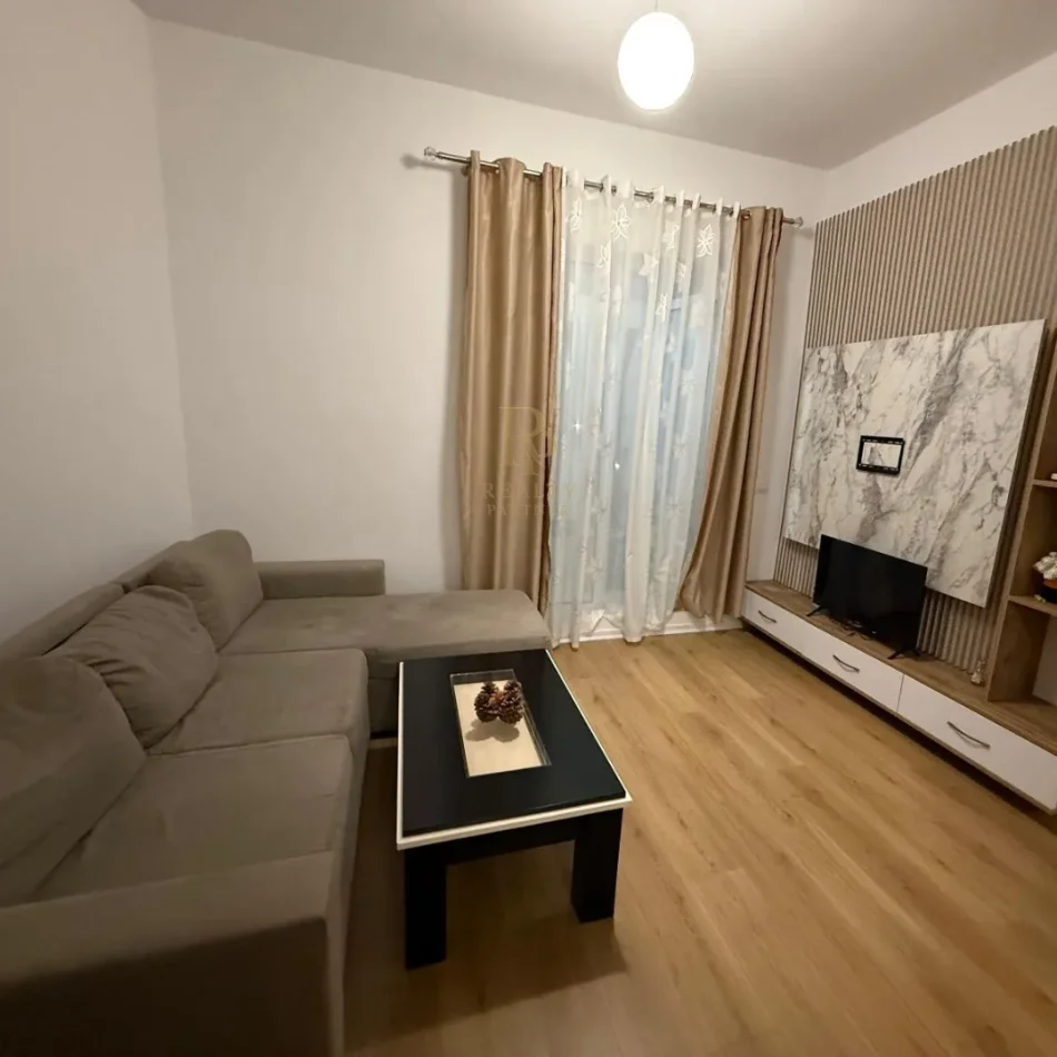 Tirane, jepet me qera apartament 1+1+Ballkon Kati 5, 60 m² 400 € (Ali Dem)