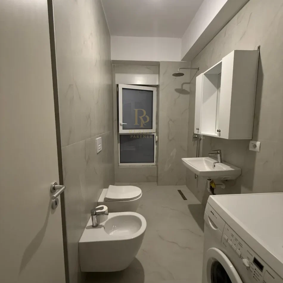 Tirane, jepet me qera apartament 1+1+Ballkon Kati 5, 60 m² 400 € (Ali Dem)