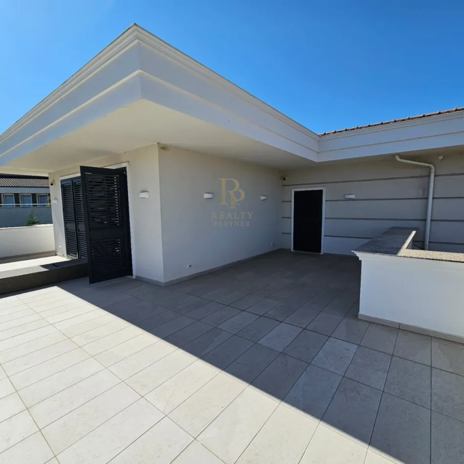 Tirane, jepet me qera Vile 5+1+Ballkon Kati 1, 803 m² 5.000 € (Akacia Hill)