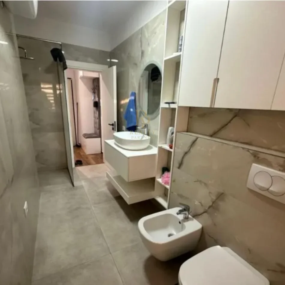 Tirane, jepet me qera apartament 2+1+Ballkon Kati 4, 100 m² 1.000 € (Rr. Fuat Toptani)