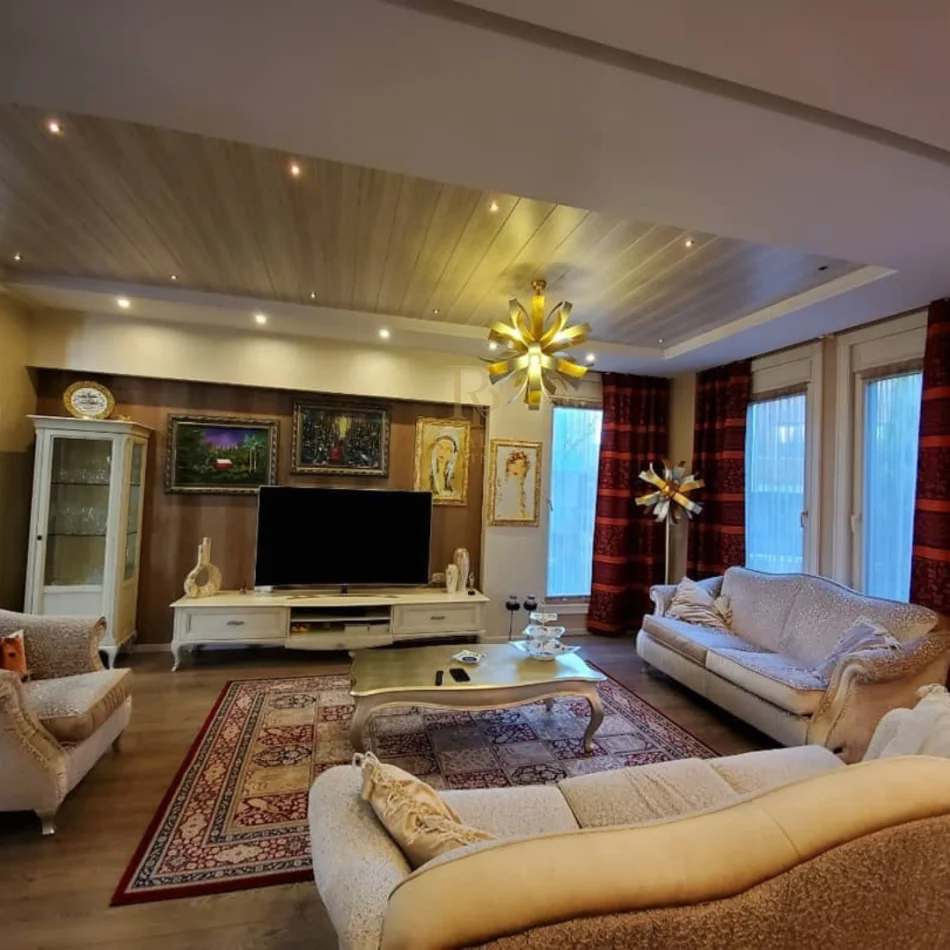 Tirane, jepet me qera Vile 5+1+Ballkon Kati 4, 600 m² 5.000 € (TEG)