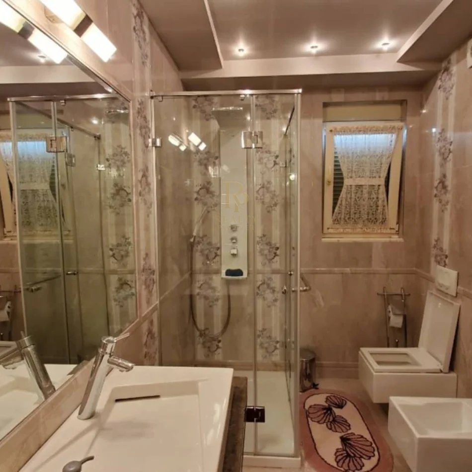 Tirane, jepet me qera Vile 5+1+Ballkon Kati 4, 600 m² 5.000 € (TEG)