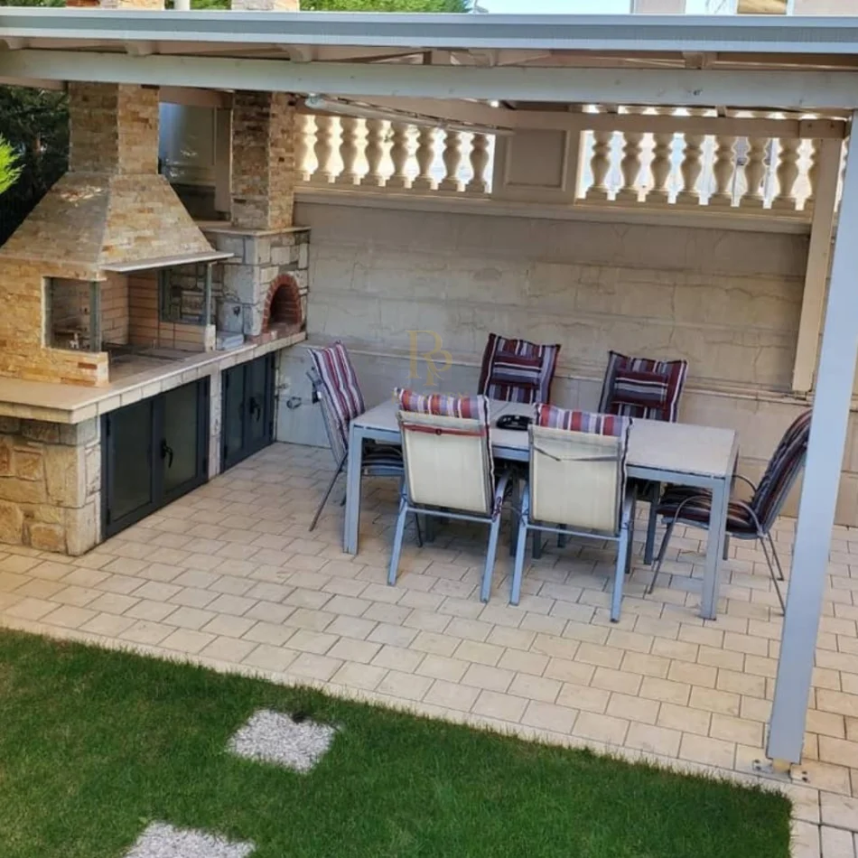 Tirane, jepet me qera Vile 5+1+Ballkon Kati 4, 600 m² 5.000 € (TEG)