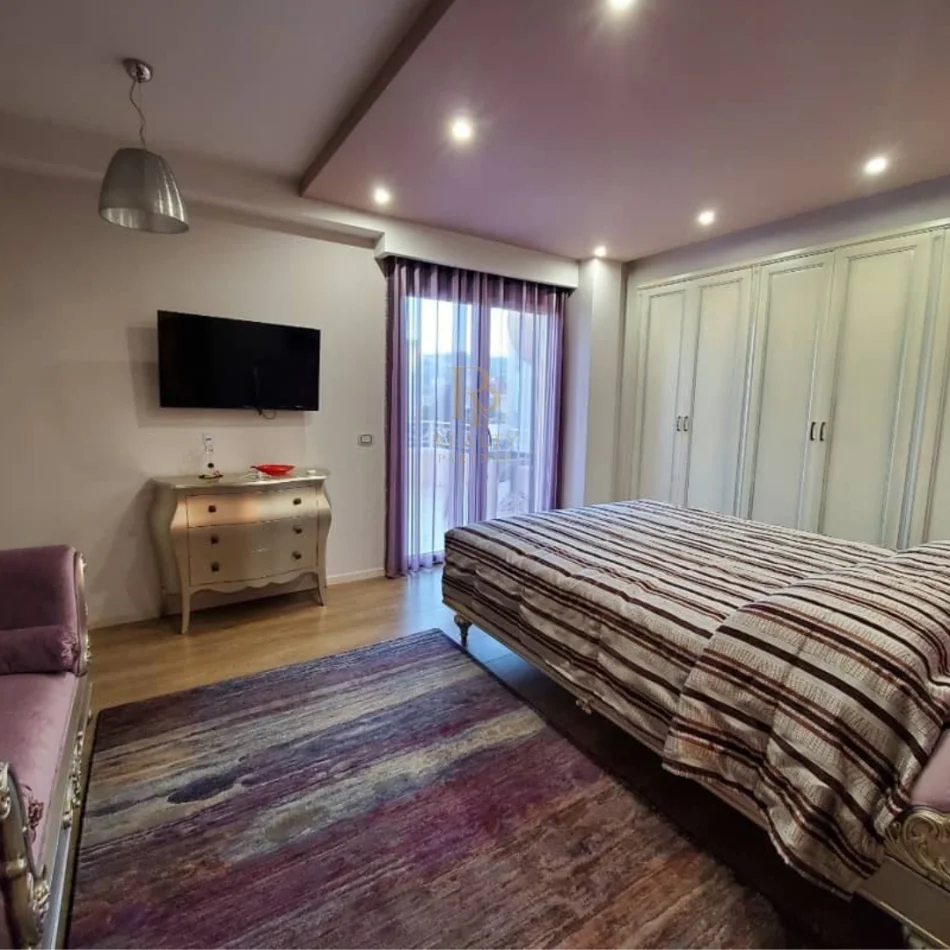 Tirane, jepet me qera Vile 5+1+Ballkon Kati 4, 600 m² 5.000 € (TEG)