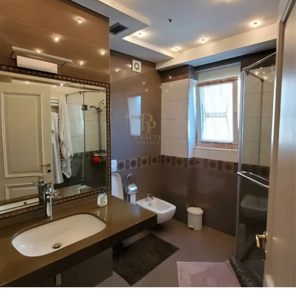 Tirane, jepet me qera Vile 5+1+Ballkon Kati 4, 600 m² 5.000 € (TEG)