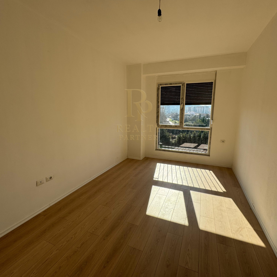 Tirane, shitet apartament 3+1+Ballkon Kati 5, 150 m² 250.000 € (Ish Fusha e Aviacionit)