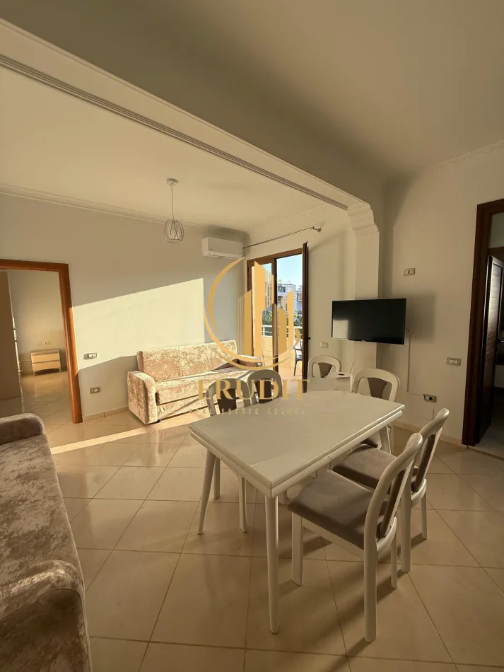 Vlore, jepet me qera apartament 1+1+Ballkon Kati 3, 88 m² 350 € (rruga misto mele)