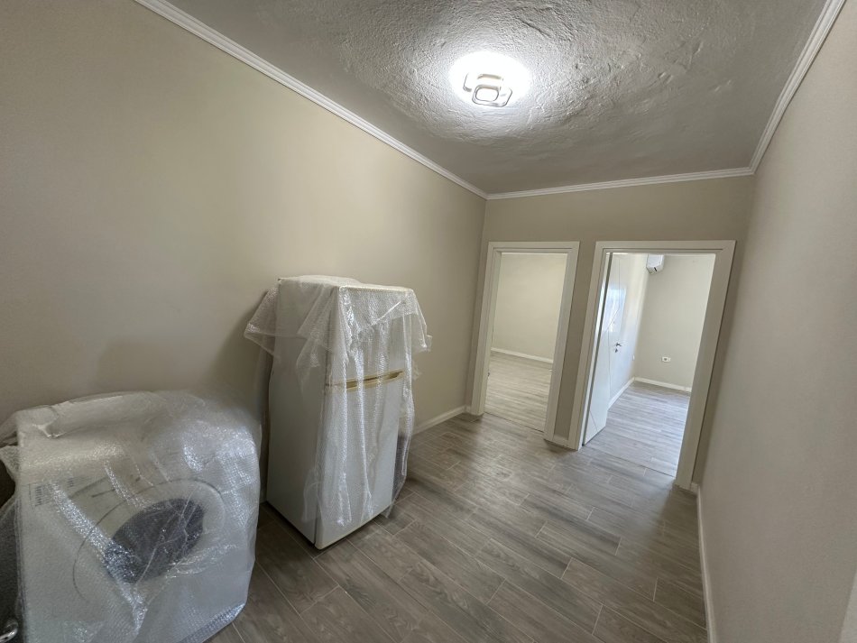 Tirane, jepet me qera zyre , 60 m² 500 € (Rr.Elbasanit)