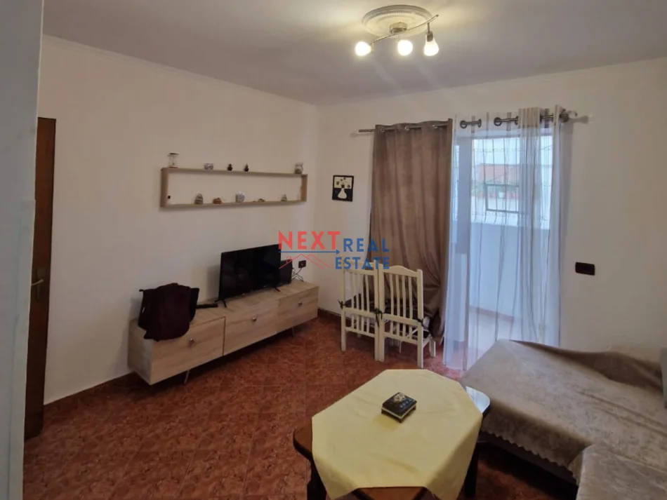 Vlore, jepet me qera apartament 1+1+Ballkon Kati 1, 300 € (SHKOLLA INDUSTRIALE)