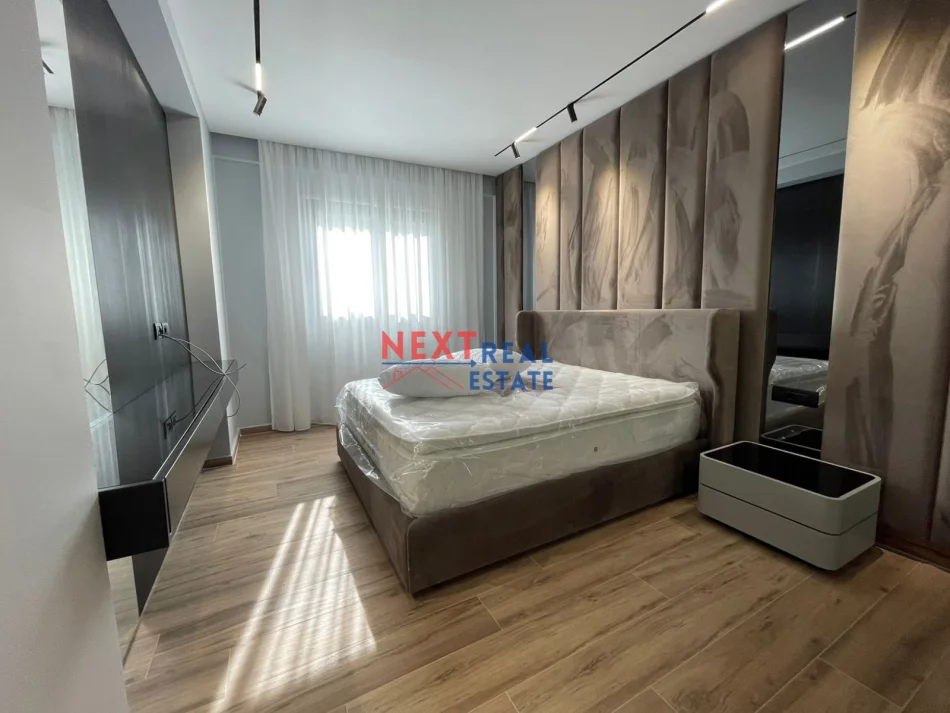 Vlore, jepet me qera apartament 2+1+Ballkon , 700 € (LUNGOMARE)