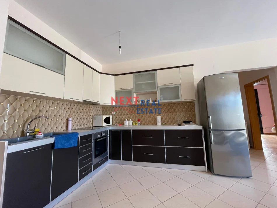 Vlore, jepet me qera apartament 2+1+Ballkon , 113 m² 450 € 