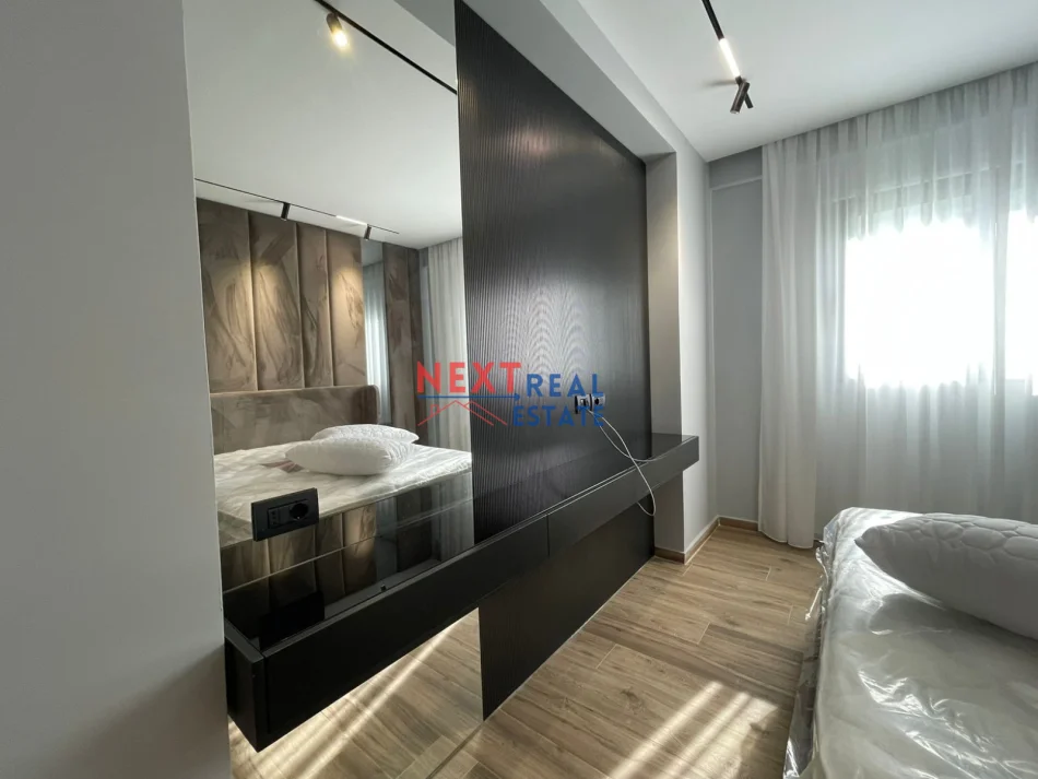 Vlore, jepet me qera apartament 2+1+Ballkon , 700 € (LUNGOMARE)