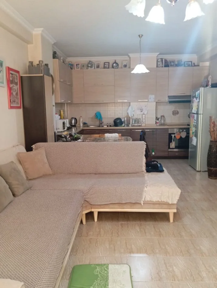 Tirane, shitet apartament 1+1 Kati 5, 1 m² 83.000 € (pallatet cabej)