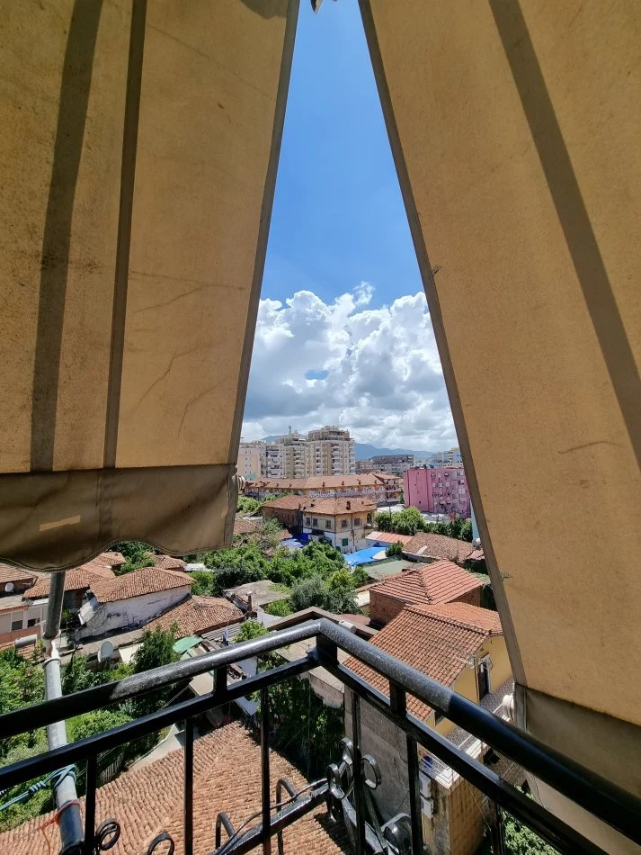 Tirane, jepet me qera apartament 2+1+Ballkon Kati 8, 120 m² 600 € (qender)