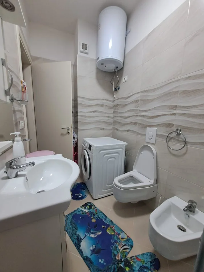 Shitet Apartament 2+1+20m2 verande tek Gjiri i Lalezit