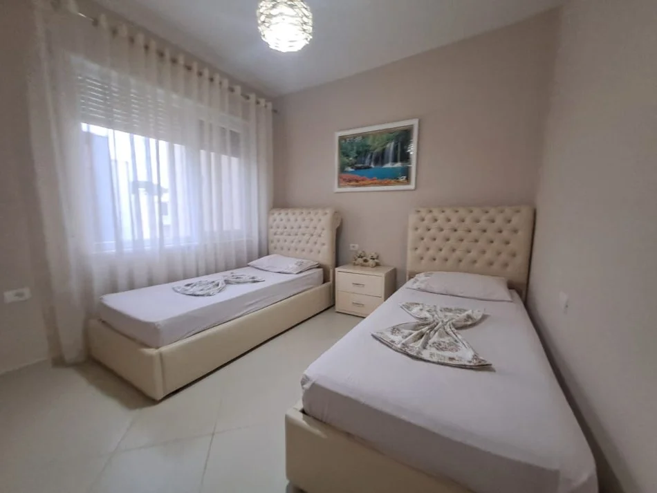 Shitet Apartament 2+1+20m2 verande tek Gjiri i Lalezit