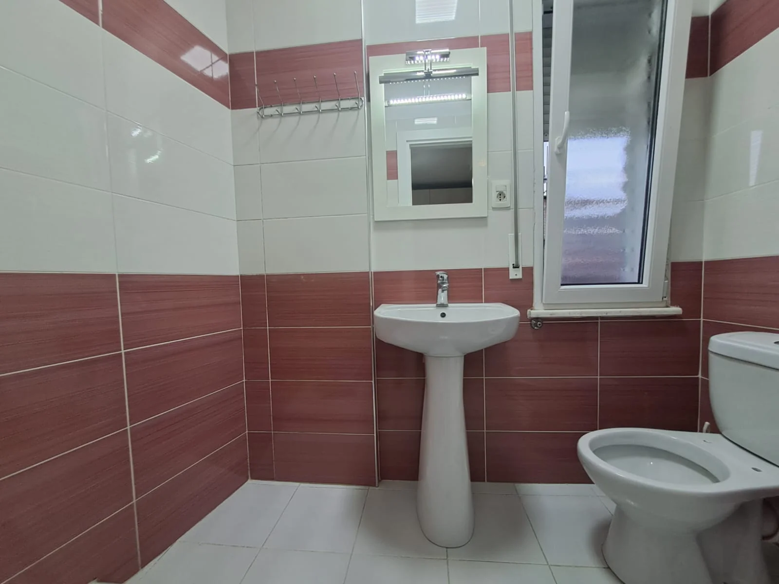 Shitet apartament 3+1+2 te Ali Demi