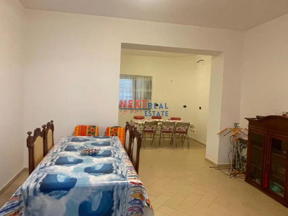 Vlore, jepet me qera shtepi 2+1+Ballkon Kati 0, 400 € (KANINE)