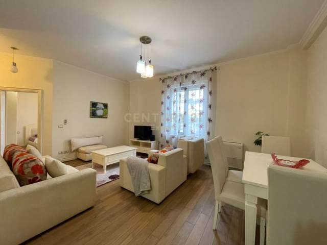 Tirane, jepet me qera apartament 1+1 Kati 3, 65 m² 600 Euro (ura tabakeve)