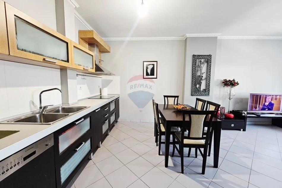 Tirane, jepet me qera apartament 2+1+Ballkon Kati 6, 102 m² 700 € (Rruga Asim Vokshi)