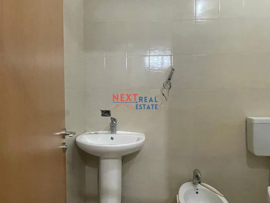 Vlore, jepet me qera shtepi 2+1+Ballkon Kati 0, 400 € (KANINE)