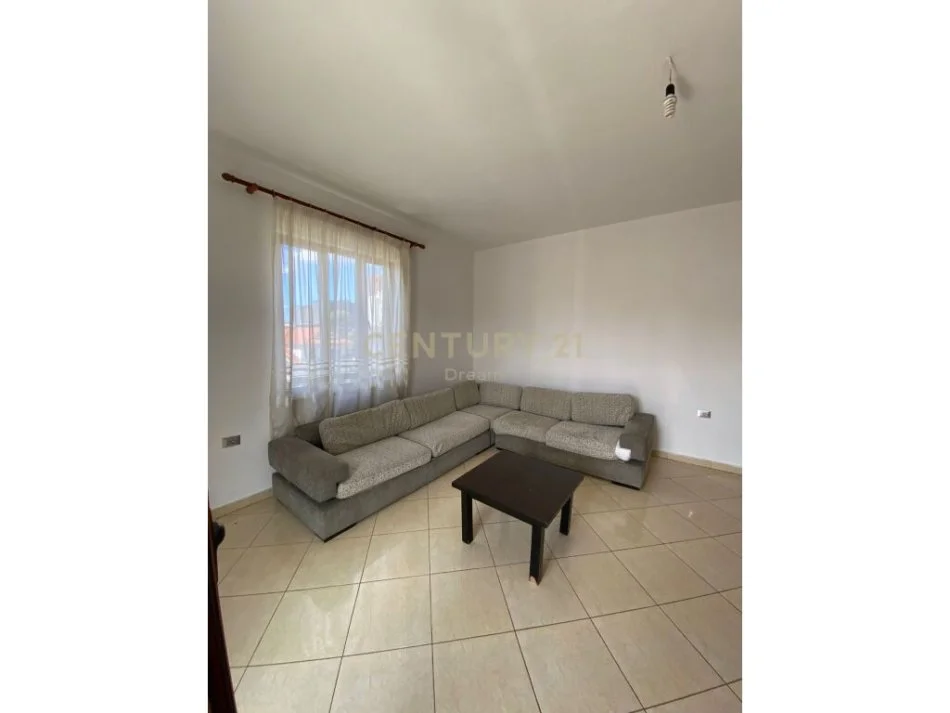 Tirane, jepet me qera apartament 3+1 Kati 3, 103 m² 450 € (Rruga:"Sadik Petrela")