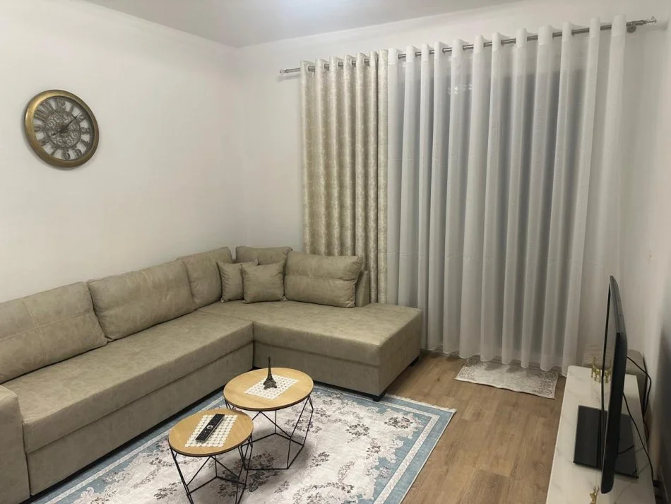 Tirane, jepet me qera apartament 2+1 Kati 4, 97 m² 450 € (Univers City)