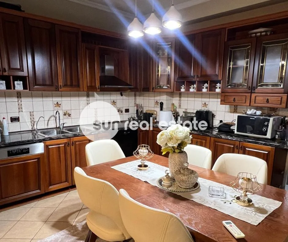 Shkoder, jepet me qera apartament 3+1 Kati 3, 207 m² 1.200 € (TEK DOLLARI)