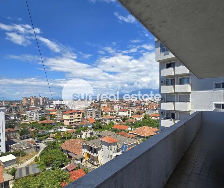 Shkoder, jepet me qera apartament 2+1+Ballkon Kati 8, 80 m² (QENDER)