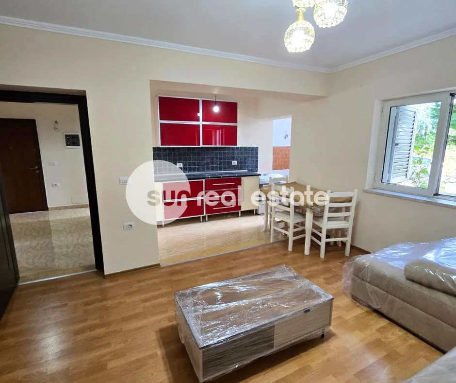 Shkoder, jepet me qera apartament 2+1+Ballkon Kati 1, 96 m² (DERGUT)