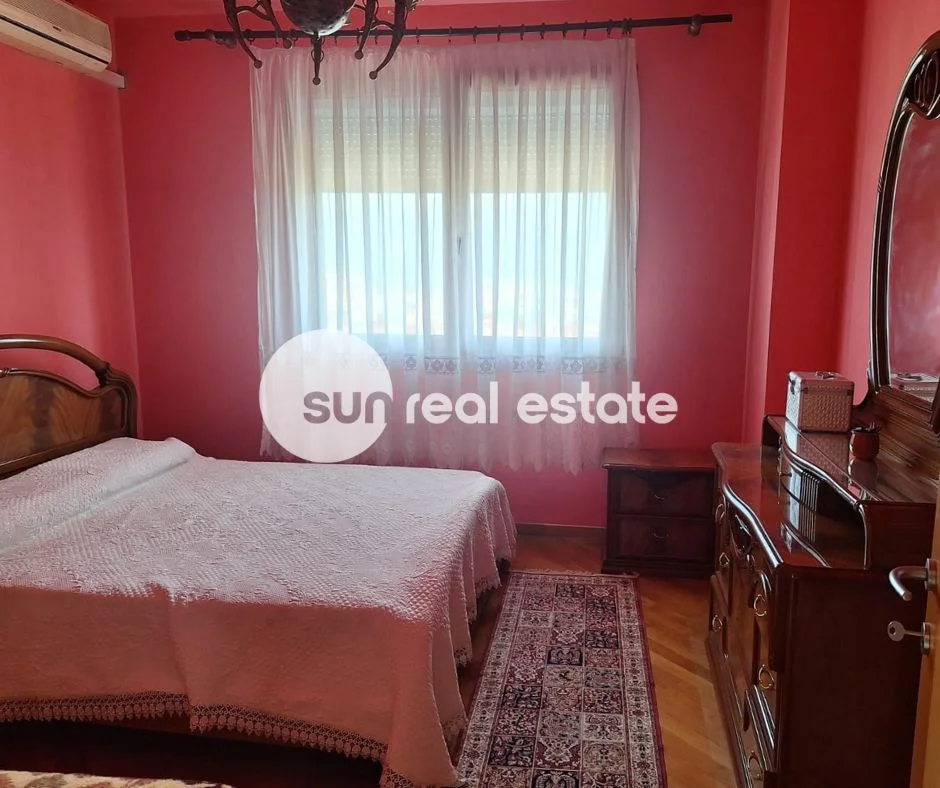 Shkoder, jepet me qera apartament 1+1+Ballkon Kati 9, 98 m² (PERBALLE KISHES SE MADHE)