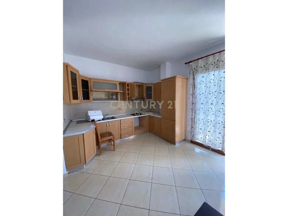 Tirane, jepet me qera apartament 3+1 Kati 3, 103 m² 450 € (Rruga:"Sadik Petrela")