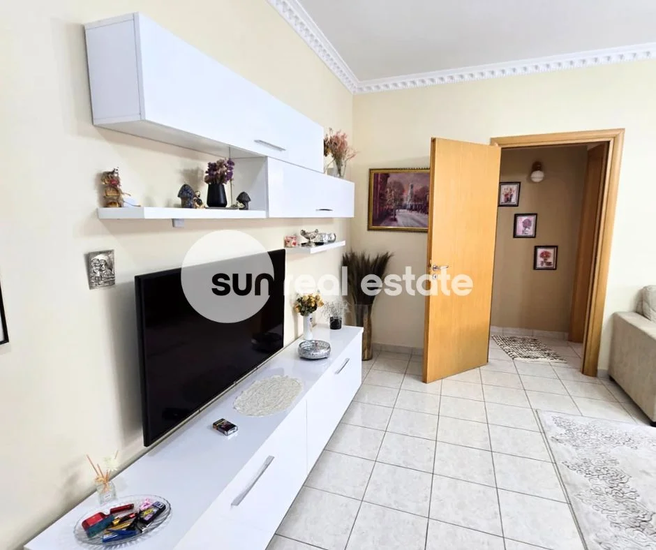 Shkoder, jepet me qera apartament 2+1+Ballkon Kati 1, 98 m² (PRANE GJUHADOL)