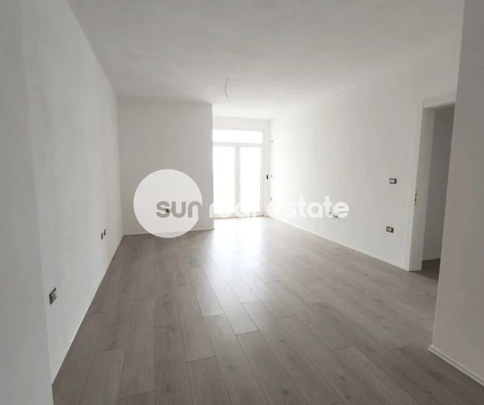 Shkoder, shitet apartament 2+1+Ballkon Kati 5, 110 m² (AFER POLICISE)