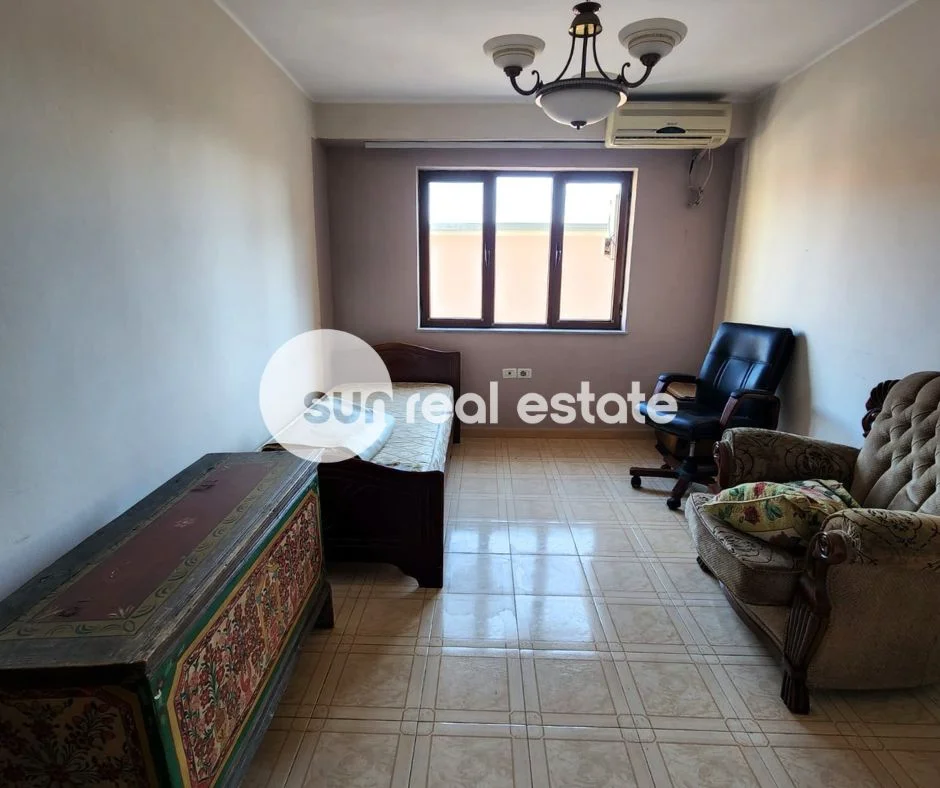 Shkoder, jepet me qera apartament 2+1+Ballkon Kati 1, 85 m² (KRYQEZIMI PREK CALIT)