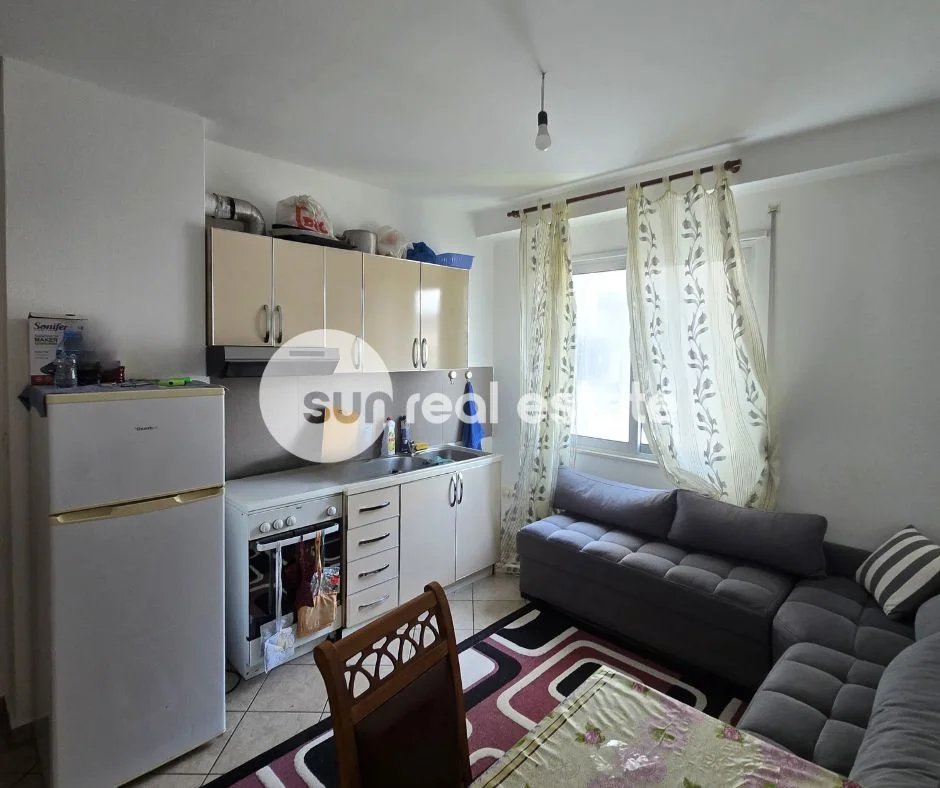 Shkoder, jepet me qera apartament 2+1+Ballkon Kati 8, 80 m² (QENDER)