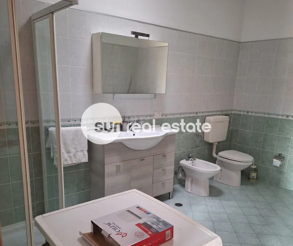 Shkoder, jepet me qera apartament 1+1+Ballkon Kati 9, 98 m² (PERBALLE KISHES SE MADHE)