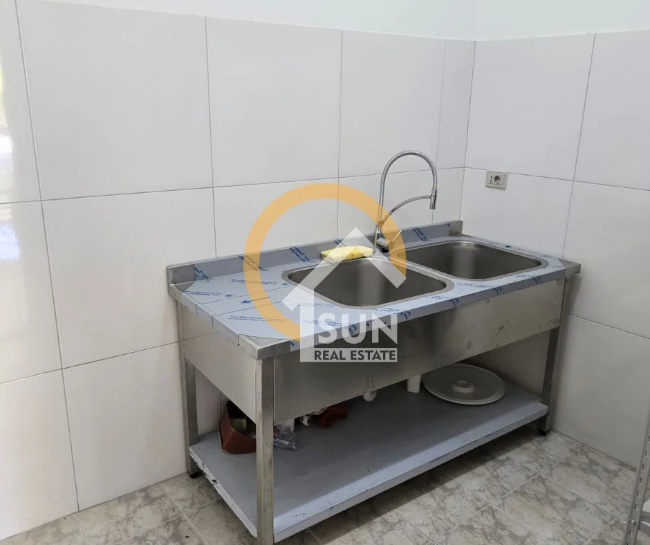 Shkoder, jepet me qera ambjent biznesi Kati 0, 55 m² 300 € (RRUGA MYZAFER PIPA, SHKODER)