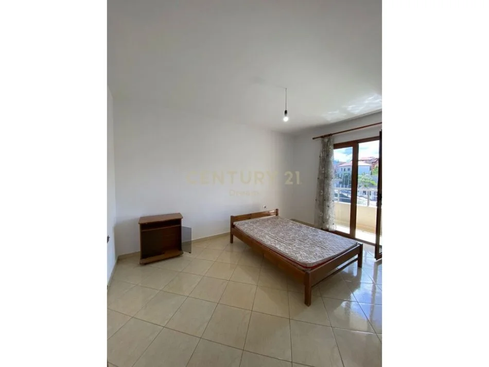 Tirane, jepet me qera apartament 3+1 Kati 3, 103 m² 450 € (Rruga:"Sadik Petrela")