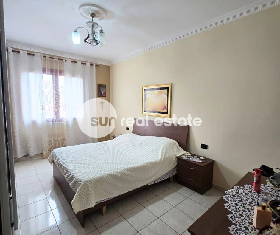 Shkoder, jepet me qera apartament 2+1+Ballkon Kati 1, 98 m² (PRANE GJUHADOL)